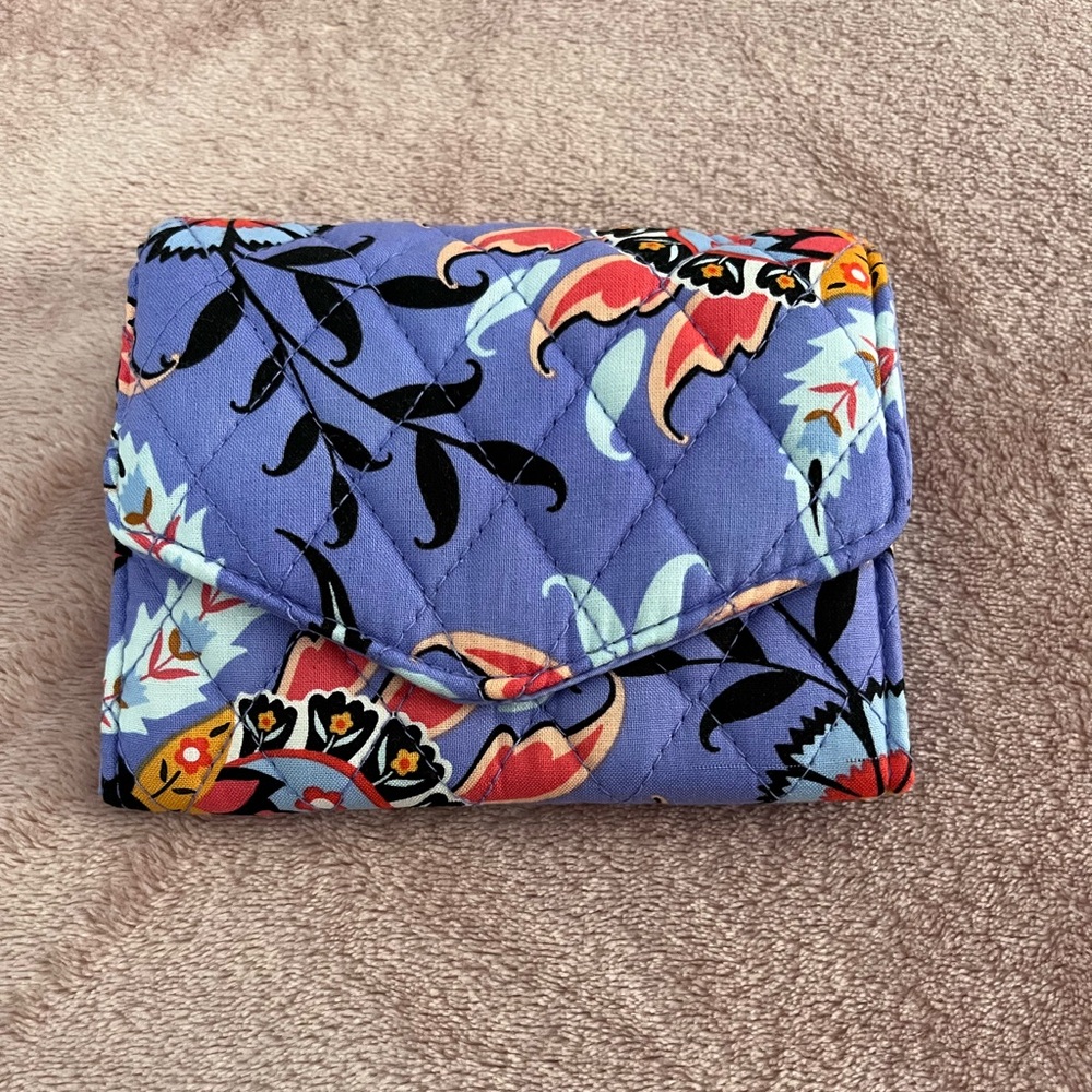 Vera Bradley NWT RFID
BOUTIQUE
Mini Tri-Fold Wallet